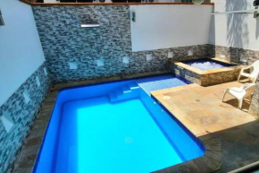 Sol, piscina y jacuzzi privados.
